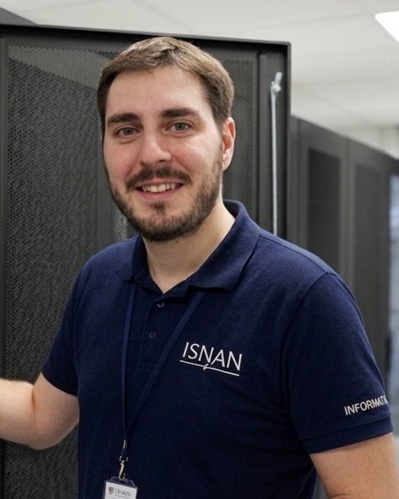 Christophe Minotti, fondateur d’ISNAN Informatique, devant une baie réseau